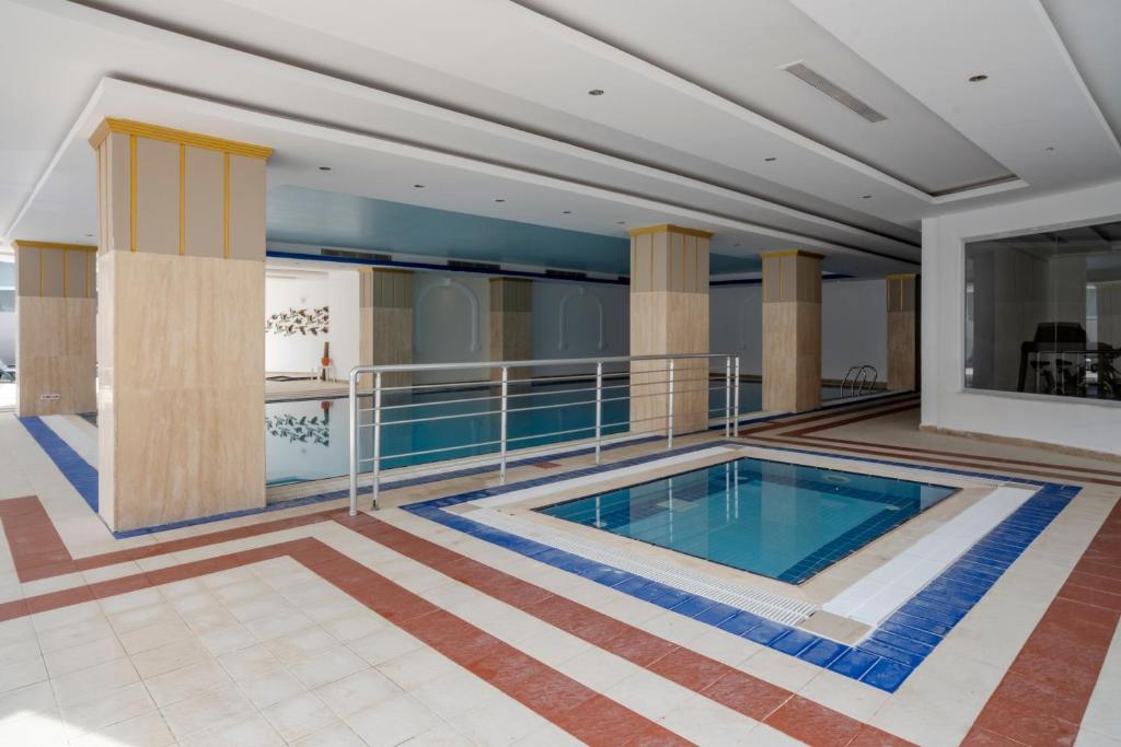 Iekštelpu peldbaseins Fore Resort & Spa ar relaksācijas zonu.