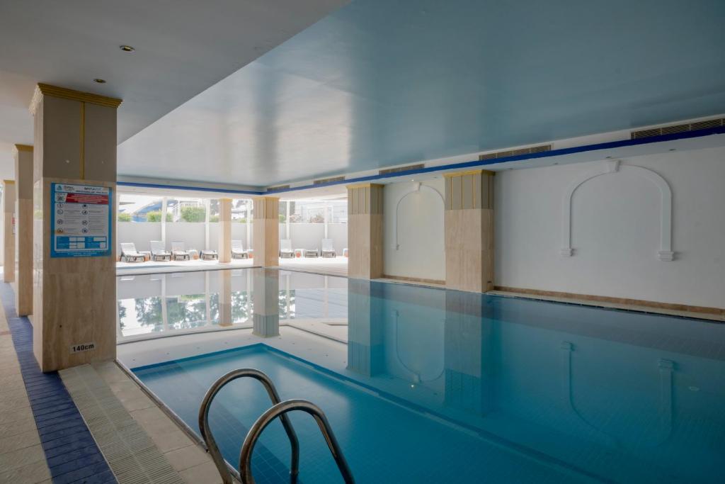 Fore Resort & Spa iekštelpu baseins ar saulainām atpūtas zonām.