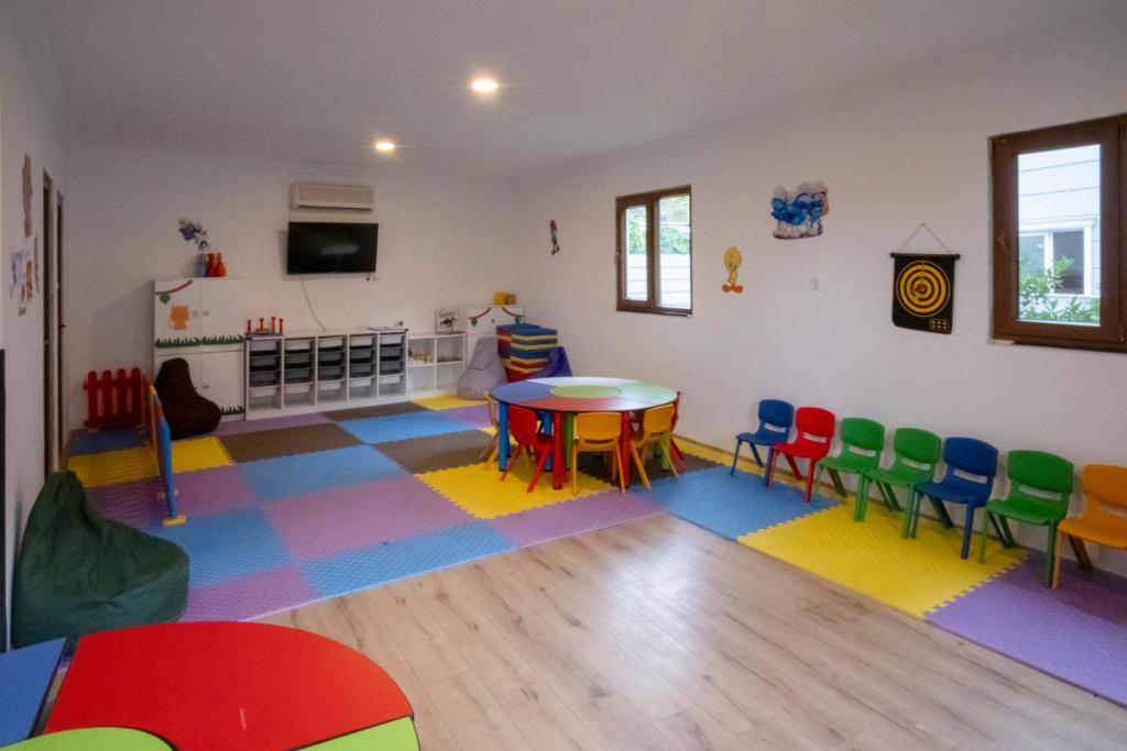 Bērnu rotaļu istaba Fore Resort & Spa ar krāsainām mēbelēm.