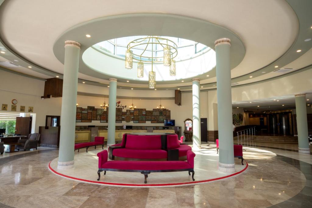 Mūsdienīgs un elegants viesnīcas Fore Resort & Spa reģistratūras interjers ar rozā dīvāniem.