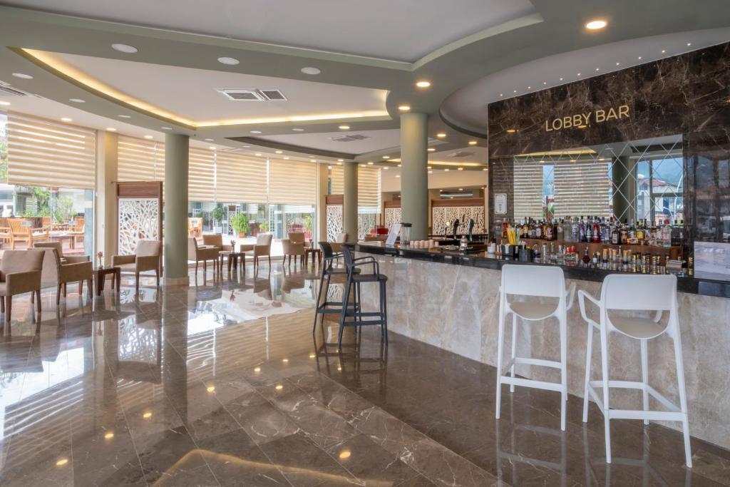 Lobby bārs Fore Resort & Spa ar modernu dizainu un plašu dzērienu izvēli.