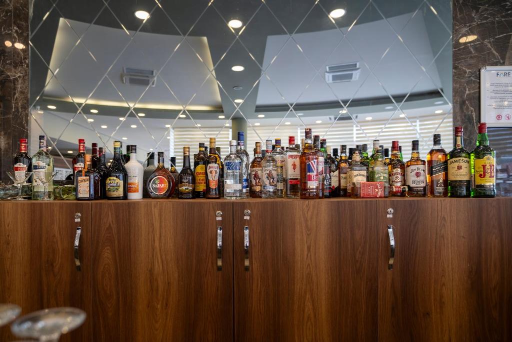 Bāra plaukts ar plašu alkoholisko dzērienu izvēli Fore Resort & Spa