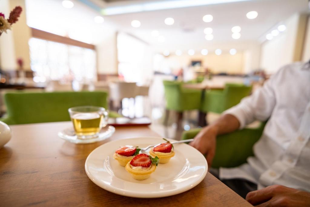 Deserts ar zemenēm Fore Resort & Spa restorānā