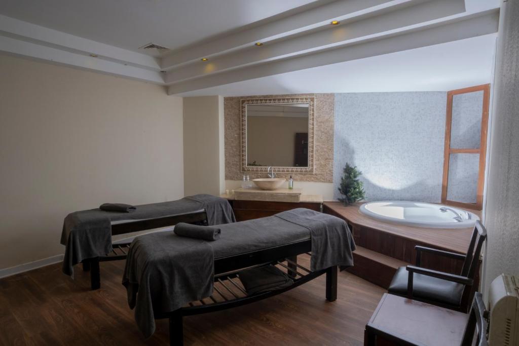 Spa procedūru telpa Fore Resort & Spa ar masāžas galdiem un džakuzi.