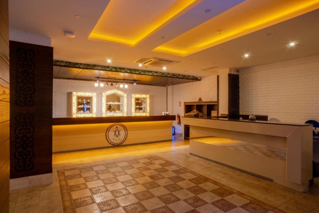 Recepcijas zona Fore Resort & Spa ar modernu dizainu un siltu apgaismojumu.
