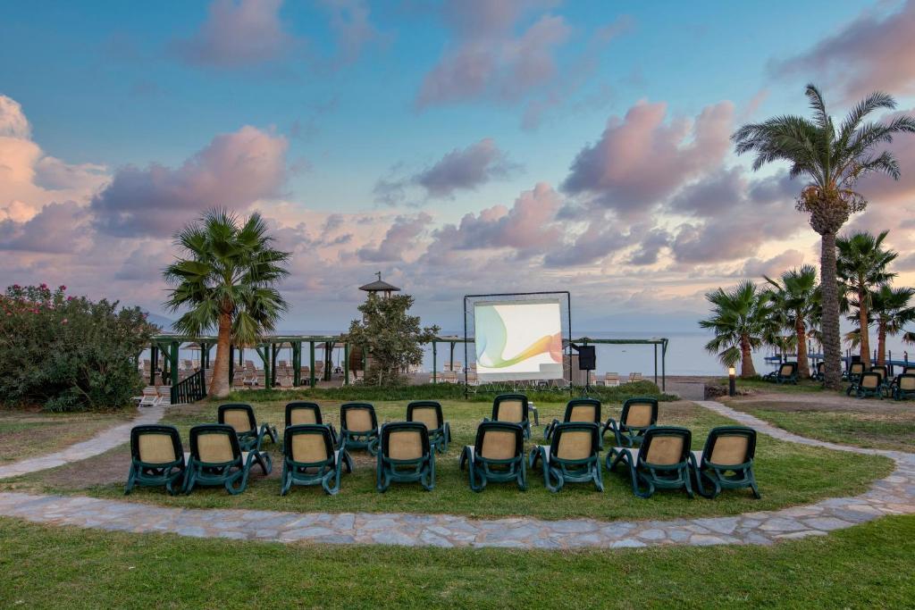 Kairaba Bodrum Imperial āra kino zona ar skatu uz piekrasti.