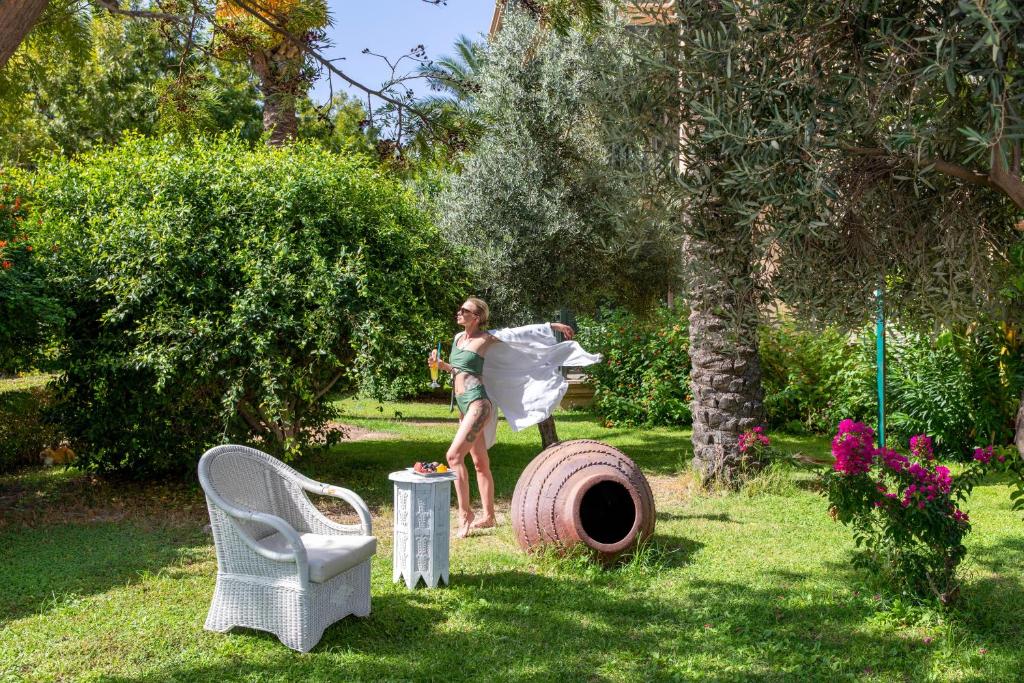 Viesnīcas Kairaba Bodrum Imperial viesnīca dārzā ar atpūtu.