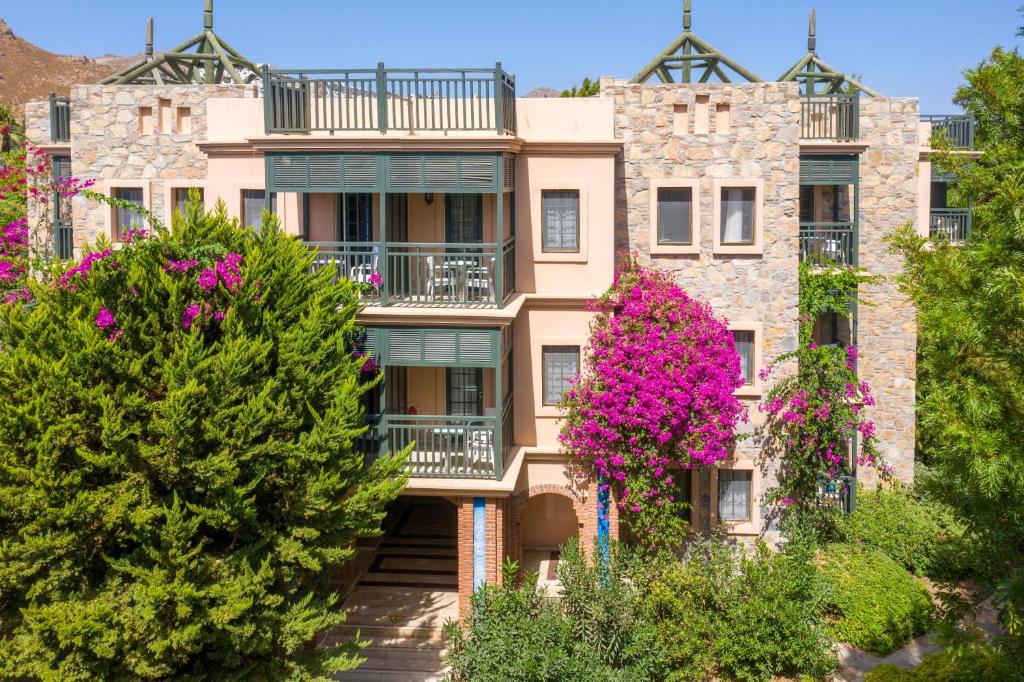 Kairaba Bodrum Imperial viesnīcas fasāde ar ziedošām puķēm