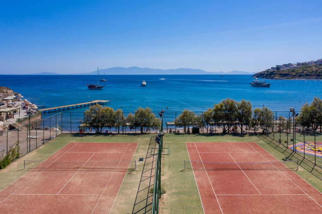 Tennisa korti pie Kairaba Bodrum Imperial ar skatu uz jūru.