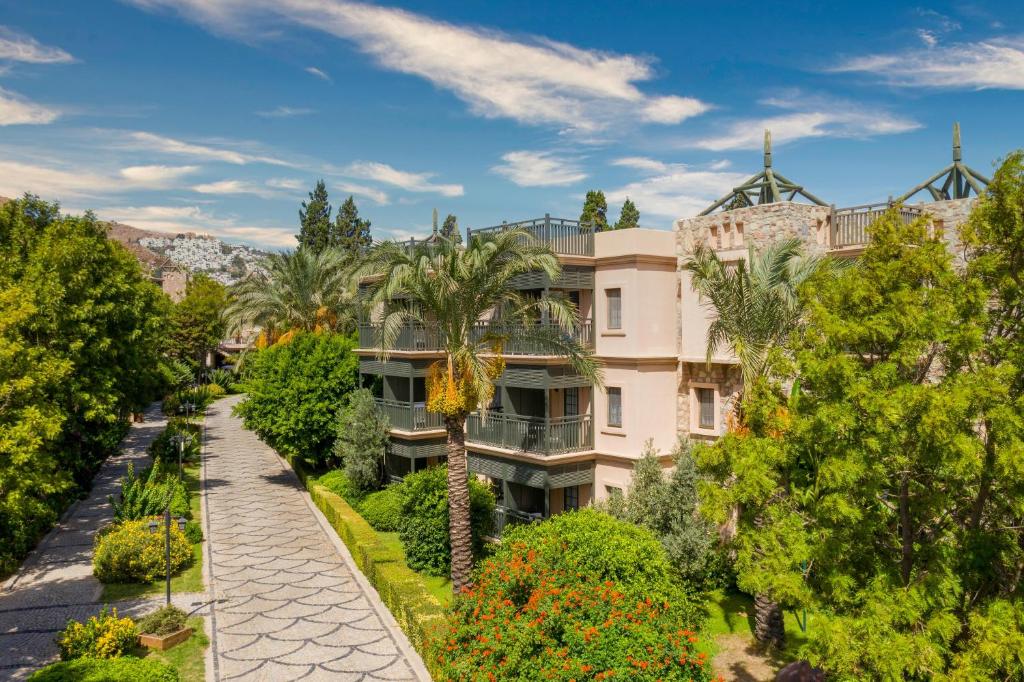 Kairaba Bodrum Imperial viesnīca ar zaļo vidi un ainavisku apstādījumu.