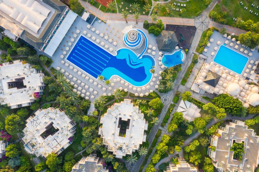 Skats uz Kairaba Bodrum Imperial viesnīcas baseinu un apkārtni