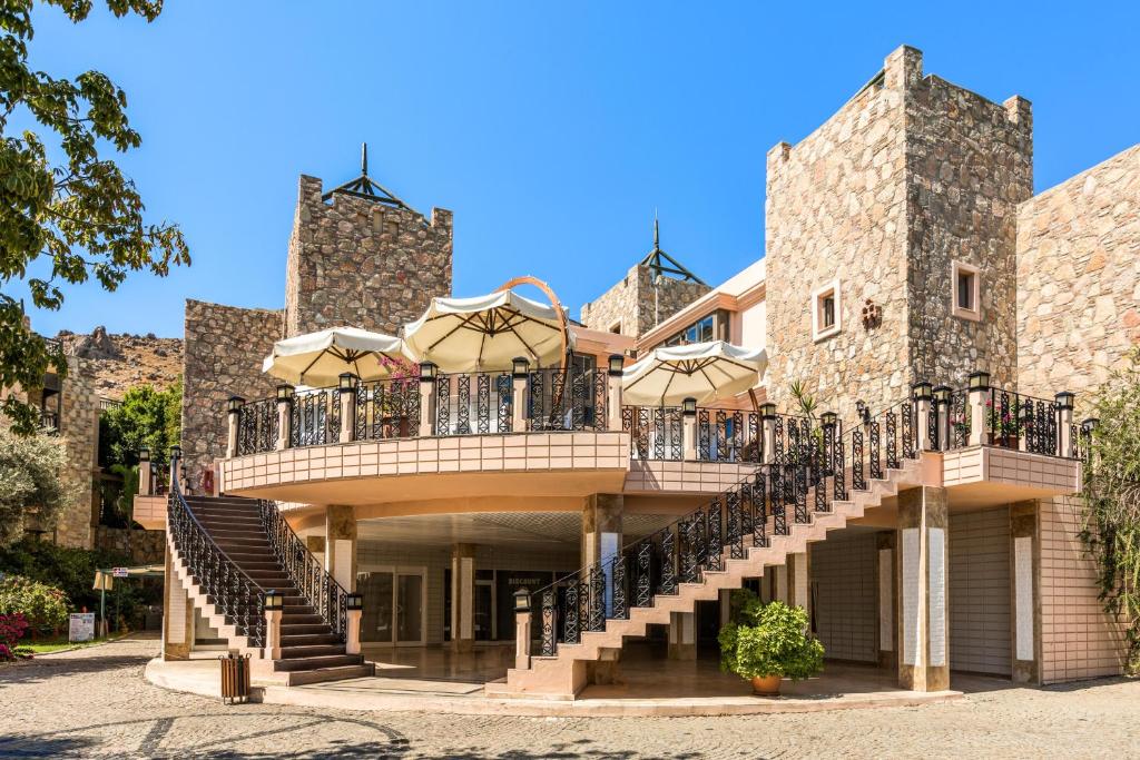 Kairaba Bodrum Imperial viesnīcas ieeja ar akmens sienām un terasi
