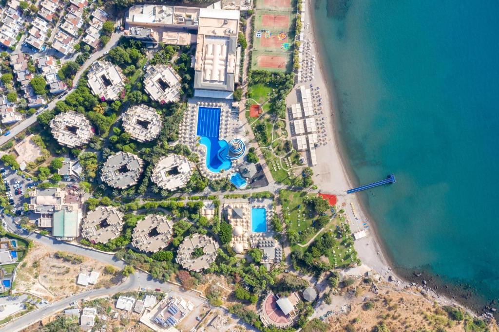 Kairaba Bodrum Imperial viesnīca ar baseinu un pludmali piekrastē