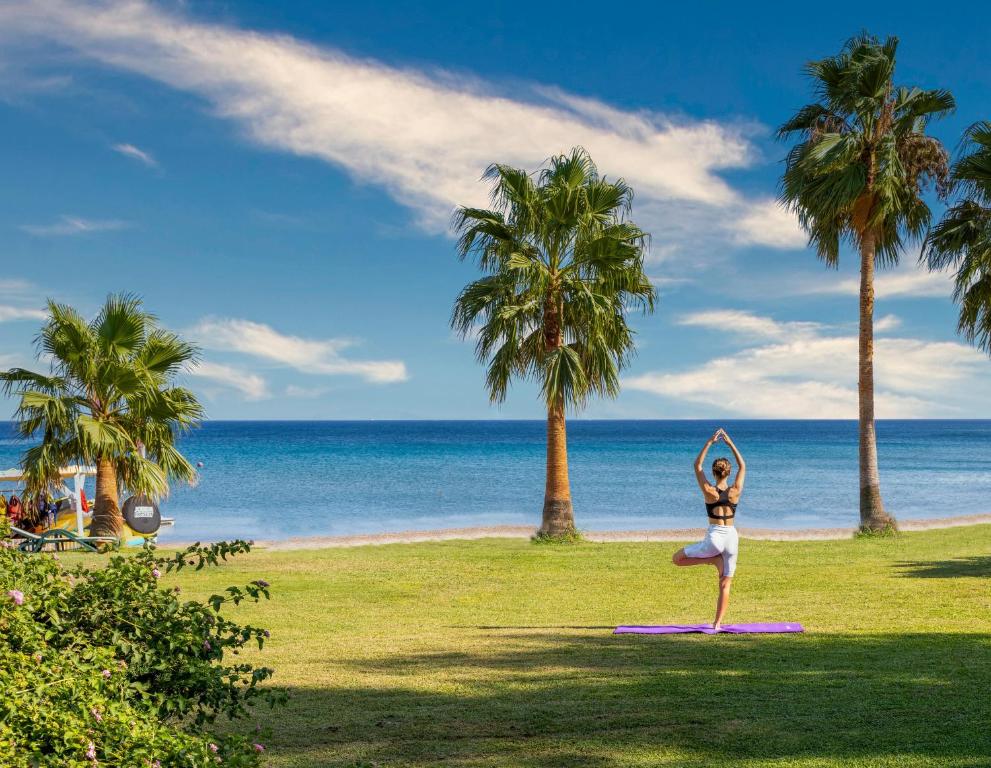 Sieviete nodarbojās ar jogu Kairaba Bodrum Imperial piekrastē.