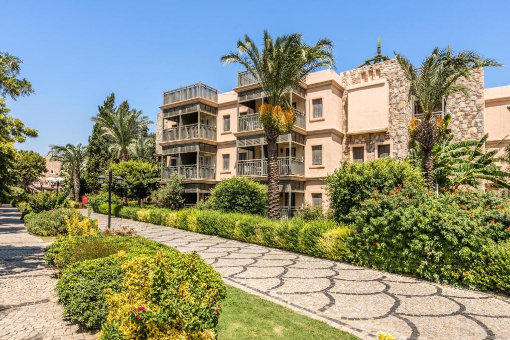 Kairaba Bodrum Imperial viesnīcas ainava ar zaļiem dārziem un palmām.