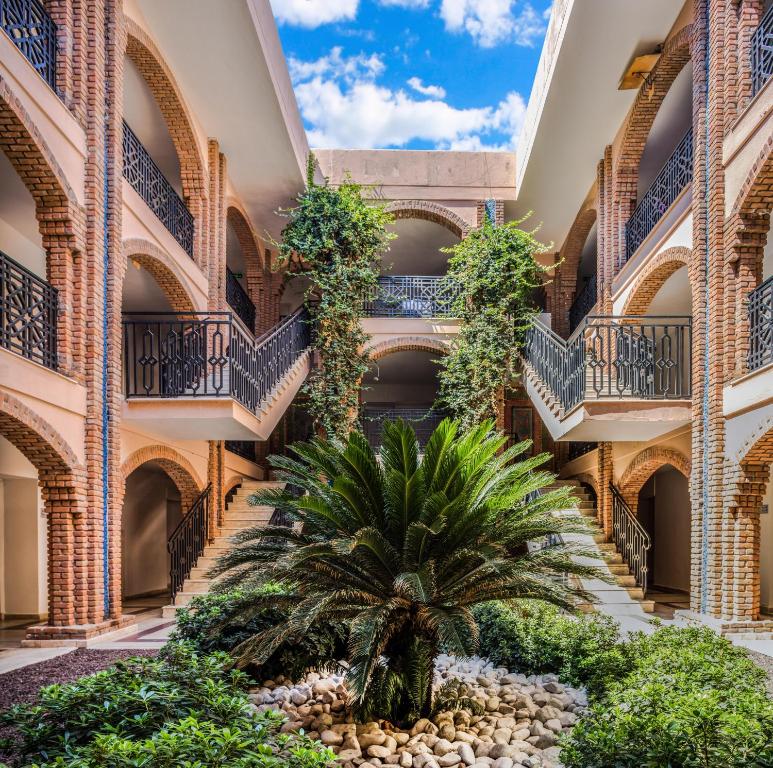 Kairaba Bodrum Imperial viesnīcas iekšējais pagalms ar palmām un zaļumiem.