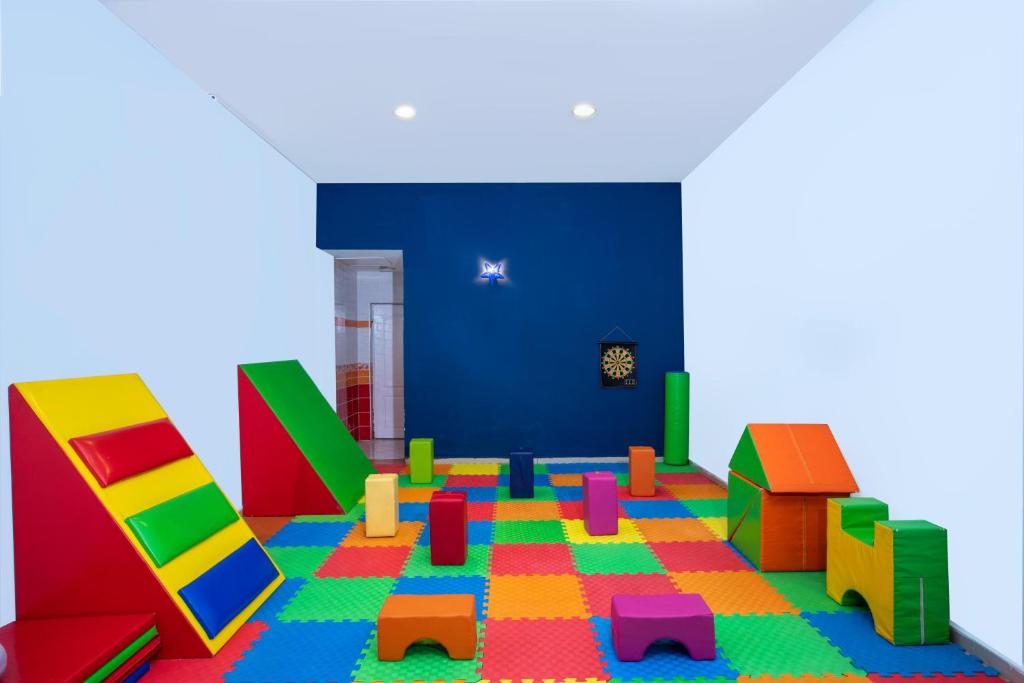 Krāsains bērnu rotaļu istaba viesnīcā Kairaba Bodrum Imperial ar mīkstiem elementiem.