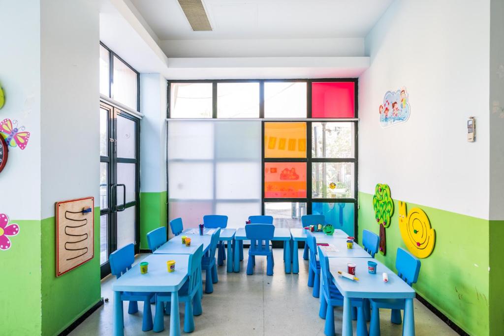 Bērnu rotaļu istaba ar ziliem galdiem un krēsliem, Kairaba Bodrum Imperial.