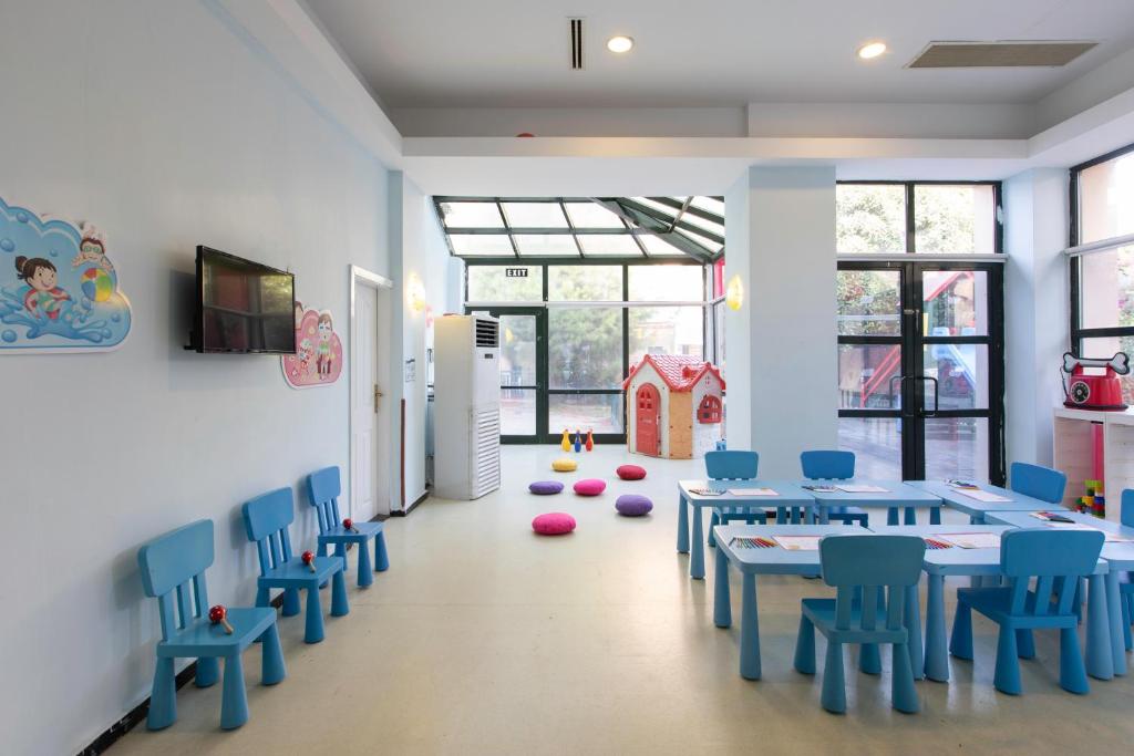 Bērnu rotaļu istaba viesnīcā Kairaba Bodrum Imperial ar zilu mēbelēm.