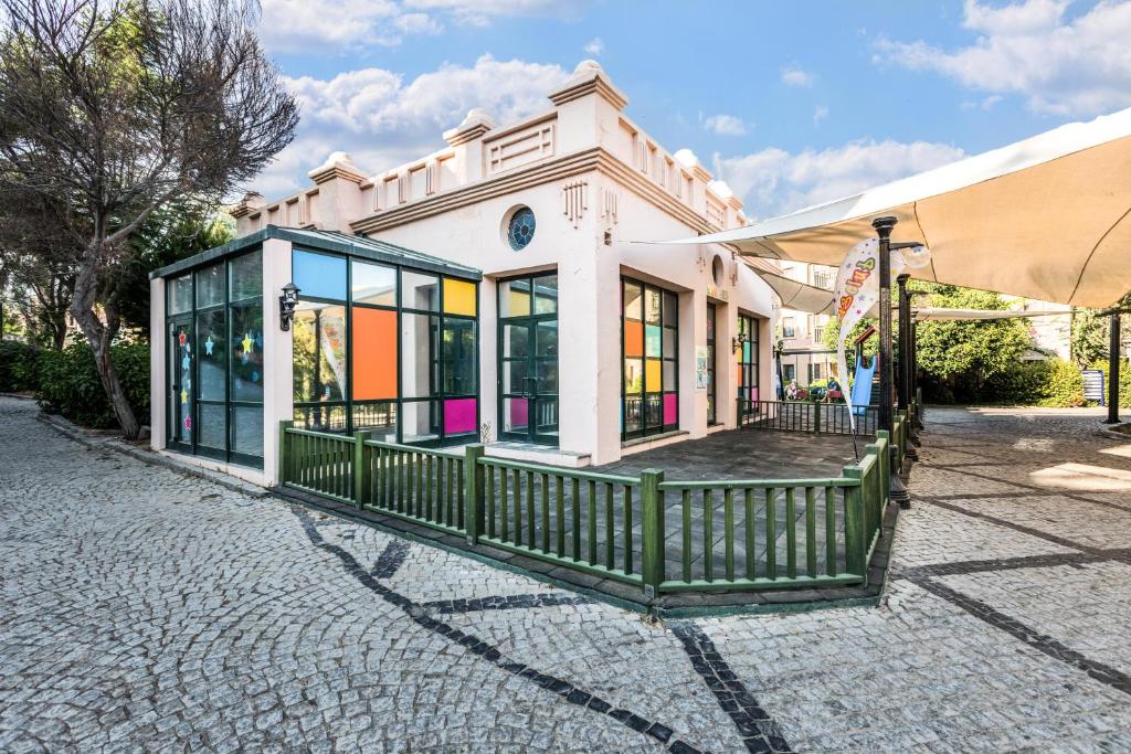 Kairaba Bodrum Imperial bērnu rotaļu centrs ar krāsainām logu stiklu sienām.
