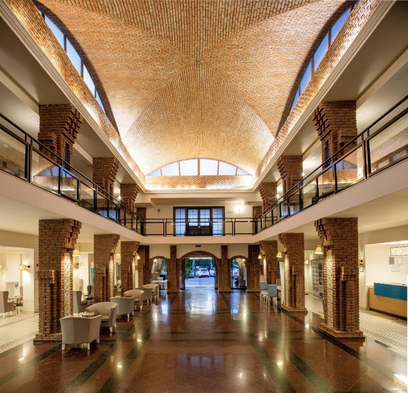 Elegantā recepcija Kairaba Bodrum Imperial ar brick stilu un plašu telpu.