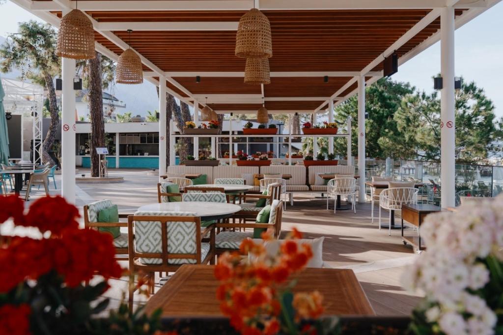 Akra Kemer āra restorāns ar ziediem un modernām mēbelēm
