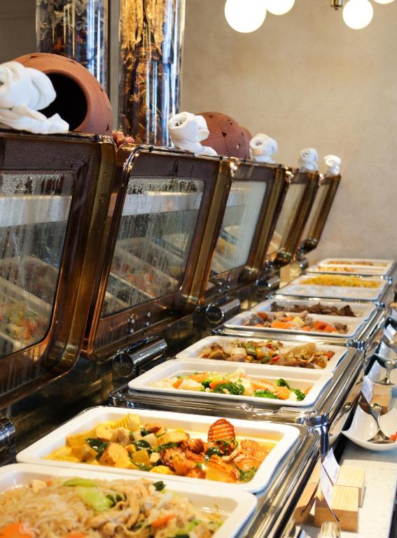 Centara Mirage Resort Mui Ne bufete piedāvā dažādus ēdienus.