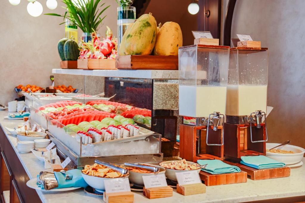 Centara Mirage Resort Mui Ne brokastu bufete ar svaigiem augļiem.