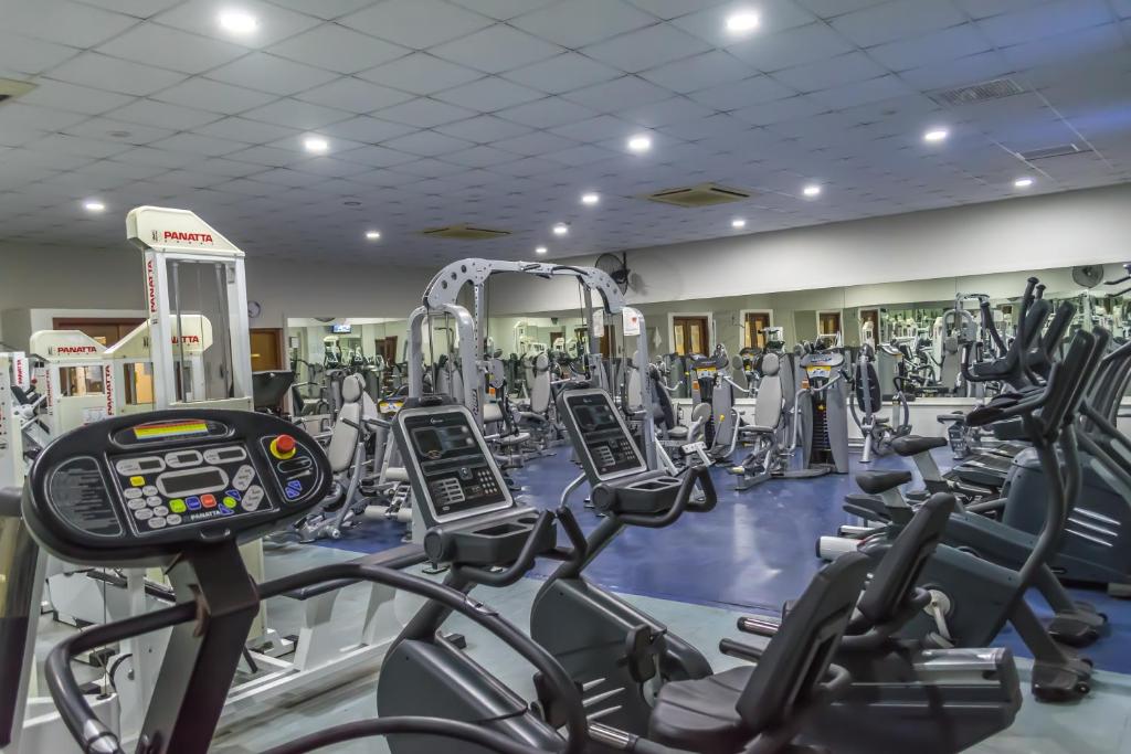 Mūsdienīga sporta zāle ar dažādām fitnesa iekārtām, tostarp stacionārajām velosipēdiem un trenažieriem. Telpa ir gaiša un plaša, nodrošinot komfortablu vidi treniņiem.