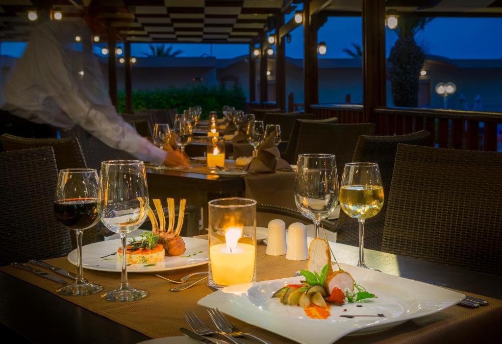 Elegantā vakariņu atmosfēra Sun Beach Resort, ar gourmet ēdieniem un vīnu.