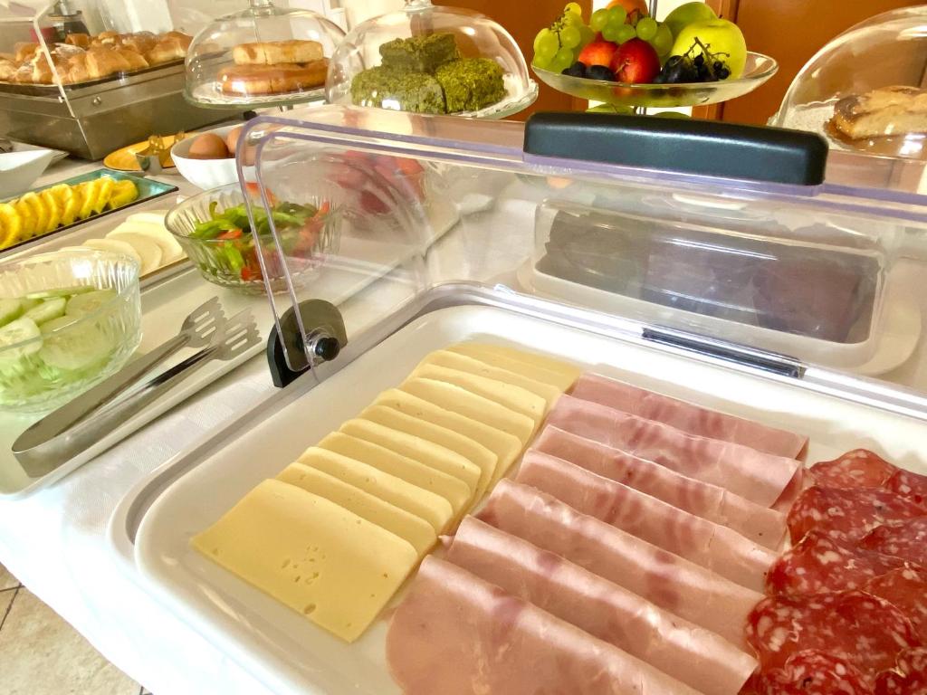 Bufete ar dažādiem ēdieniem, tostarp siera un gaļas šķēlītēm, dārzeņiem un augļiem. Ideāls brokastu vai uzkodu variants.