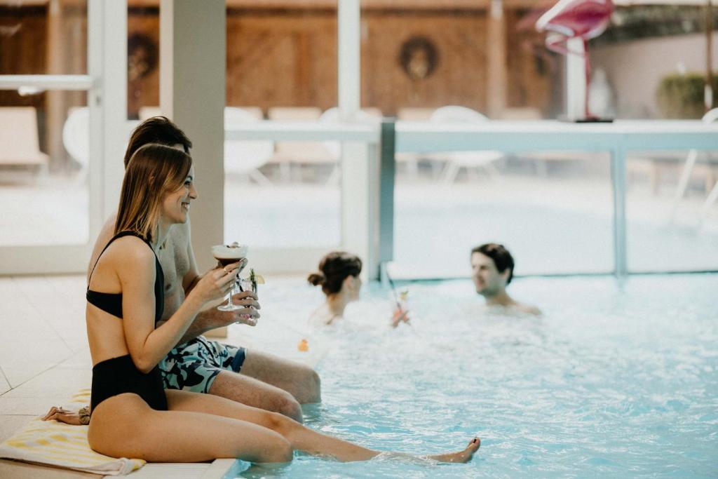 Vasaras atpūta pie baseina ar draugiem, baudot kokteiļus un relaksējoties. Ideāla brīvā laika pavadīšana.