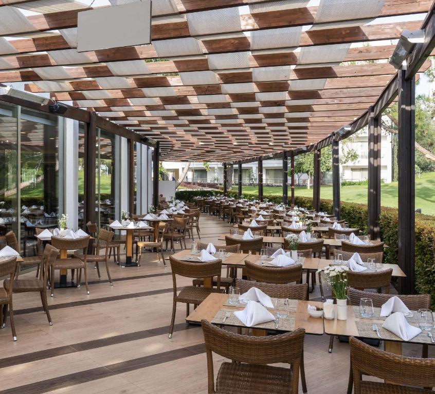 Āra restorāns Kaya Side ar eleganti klātiem galdiem