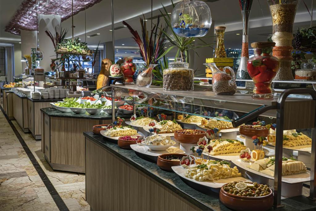 Bufete ar dažādiem salātiem un uzkodām hotelī Kaya Side