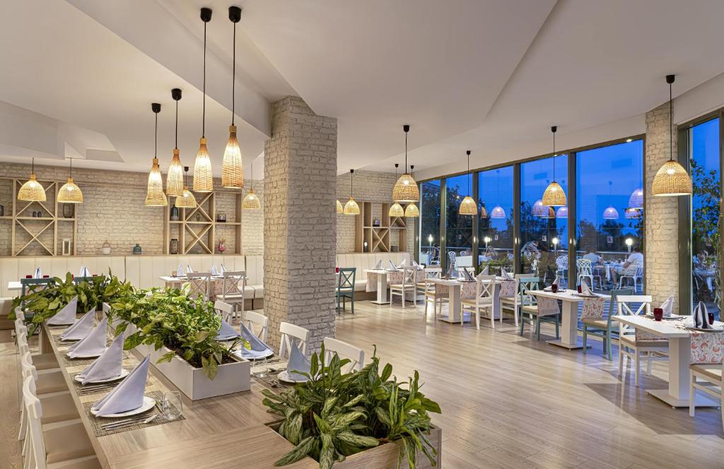Moderns restorāns Kaya Side ar elegantu interjeru un apzaļumotu vidi.
