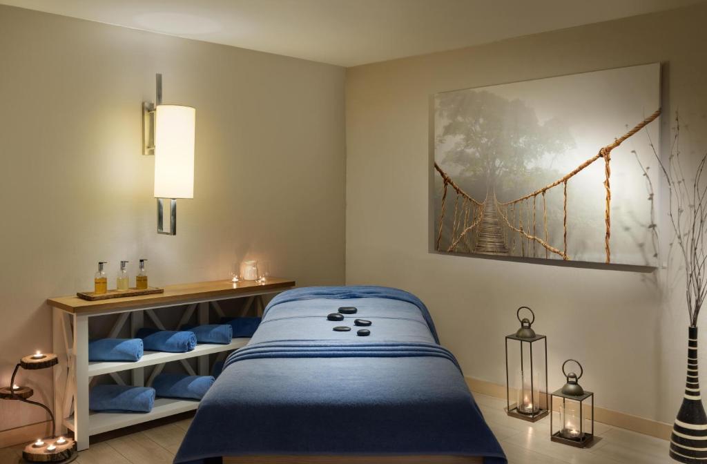 Relaksējoša spa telpa Kaya Side ar masāžas galdu un siltām gaismām.