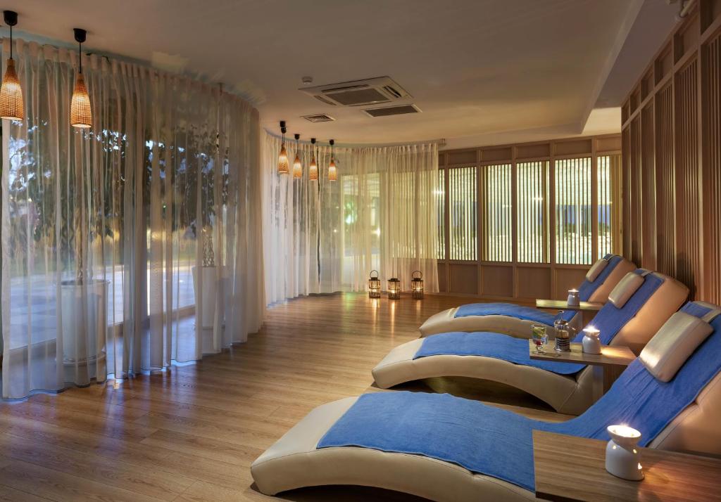 Relaksējošs spa zonas skats hotelī Kaya Side ar guļamkrēsliem.