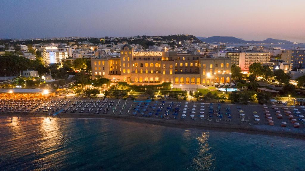 Grande Albergo Delle Rose viesnīca piekrastē naktī ar apgaismojumu