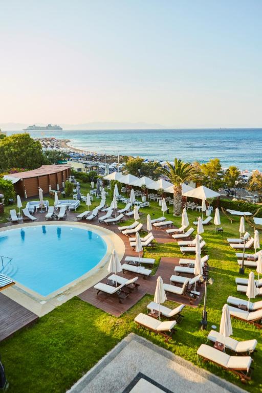 Grand Albergo Delle Rose baseins un sauļošanās zona pie jūras.