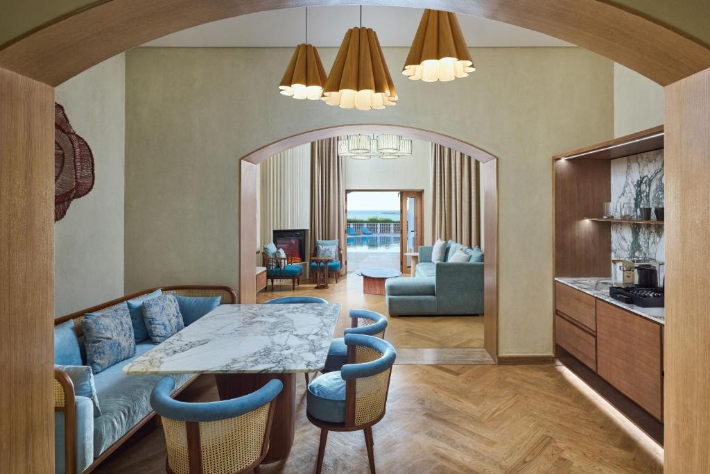 Mūsdienīgs viesnīcas numurs ar plašu dzīvojamo zonu, Sheraton Miramar Resort