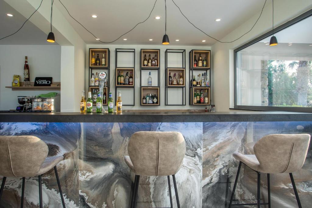 Lardos Bay viesnīcas bārs ar elegantu interjeru un plašu dzērienu izvēli.