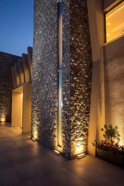 Mūsdienīgs apgaismotais akmens sienas elements pie viesnīcas Lardos Bay.