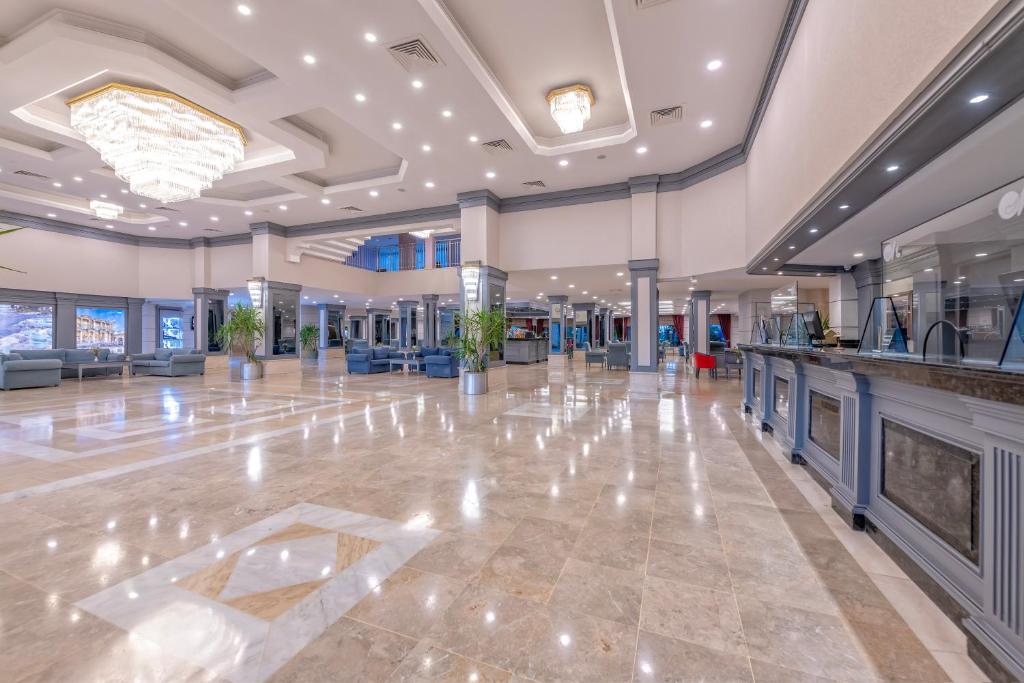 Meryan Hotel elegantā recepcija ar greznu lustru un mūsdienīgu dizainu.