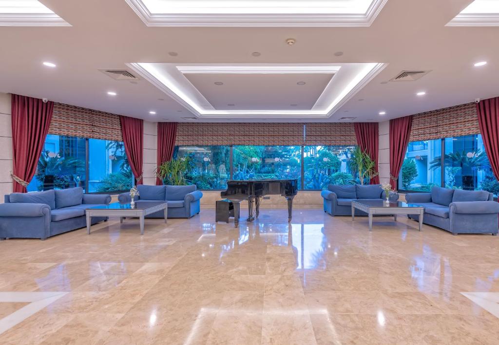 Meryan Hotel elegantā uzgaidāmā zona ar mīkstiem dīvāniem un pianīnu.