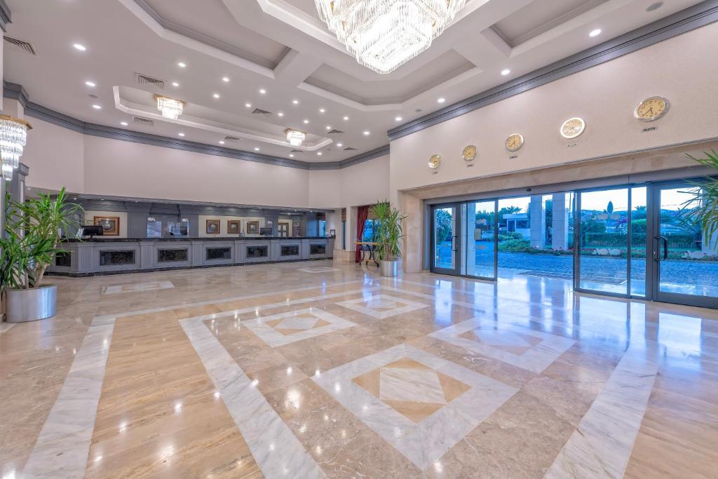 Eleganta recepcija Meryan Hotel ar mūsdienīgu interjeru.