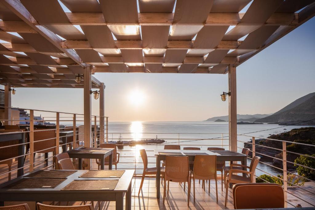 Bali Beach Hotel terase ar skatu uz saulrietu piekrastē