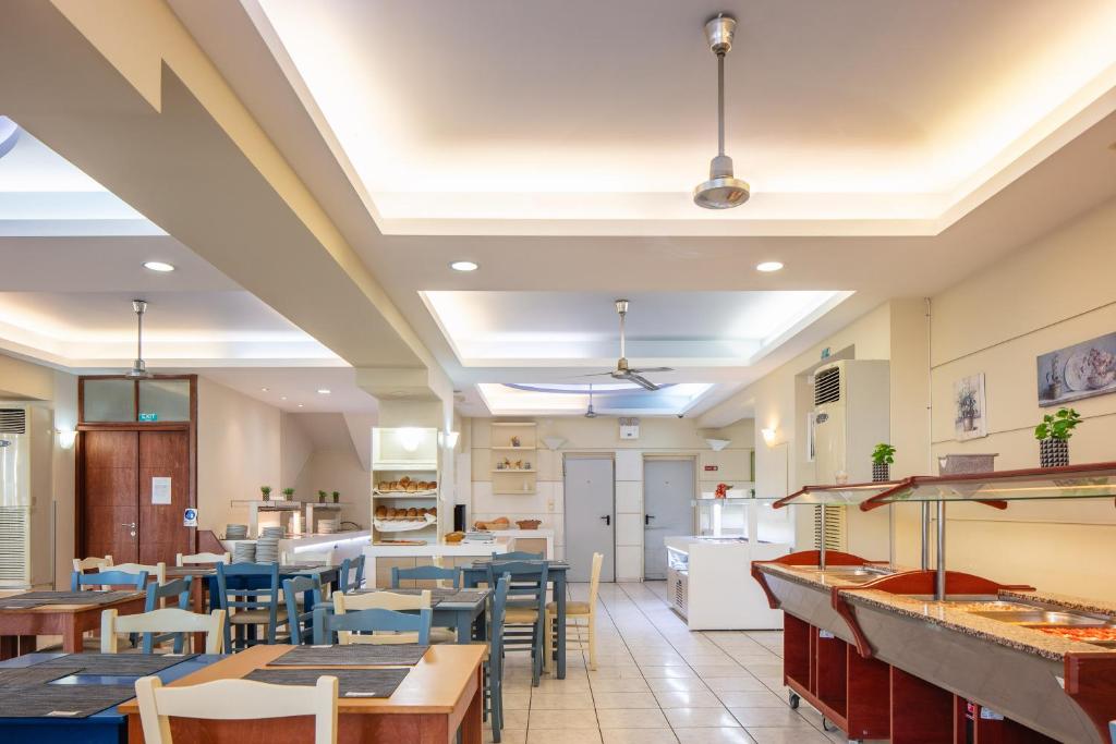 Bali Beach Hotel restorāns ar ēdamgaldiem un bufeti