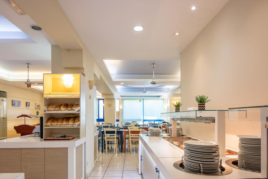 Bali Beach Hotel restorāns ar plašu ēdienu izvēli un gaisīgu interjeru