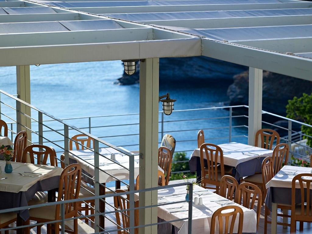 Bali Beach Hotel restorāns piekrastē ar skatu uz jūru
