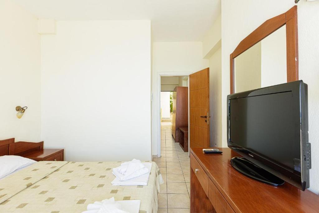 Bali Beach Hotel numurs ar televizoru un skatu uz durvīm